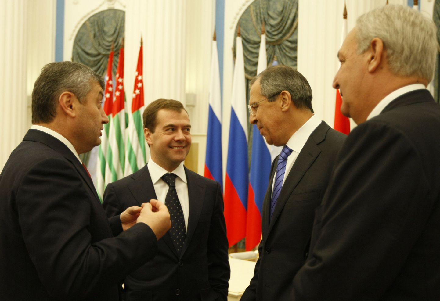 Lõuna-Ossetia juht Eduard Kokoitõ, Venemaa president Dmitri Medvedev, Venemaa välisminsiter Sergei Lavrov ja Abhaasia liider Sergei Bagapš.