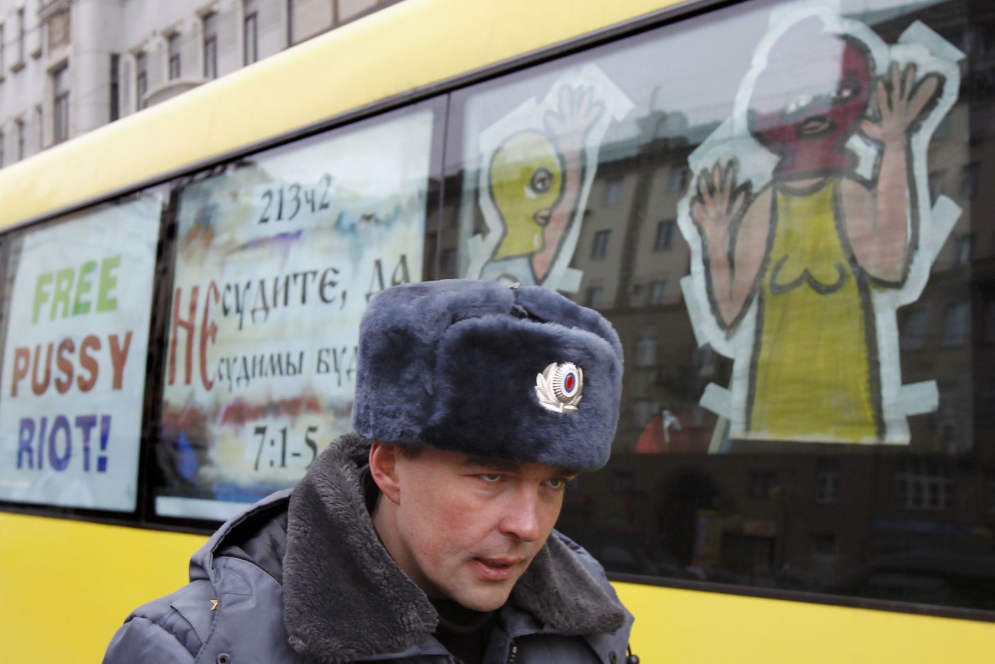 Siseministeeriumi ametnik Pussy Rioti toetajate bussi juures.