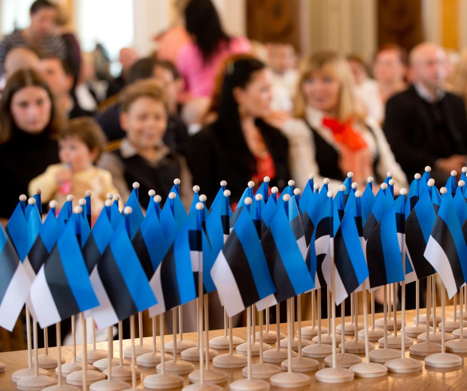 Eesti kodakondsuse tunnistuse saab pidulikult kätte järjekordne sats lapsi.