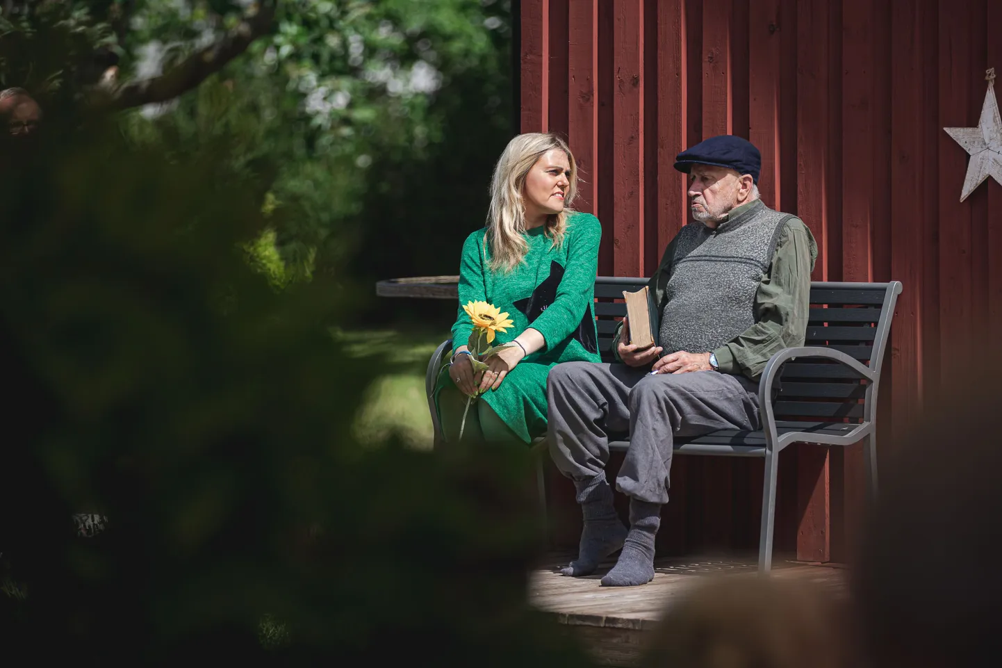 KIPRI TALU TERRASSIL Julia Laffranque ja Raivo Adlas näitlejatena publiku ees.