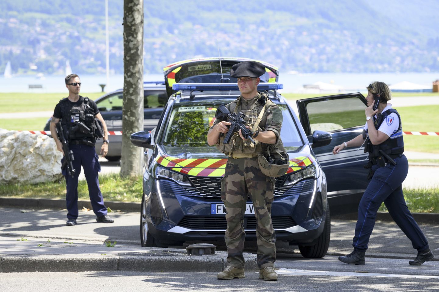Politseinikud Prantsusmaal Annecys, kus süürlasest mees pussitas lapsi.
