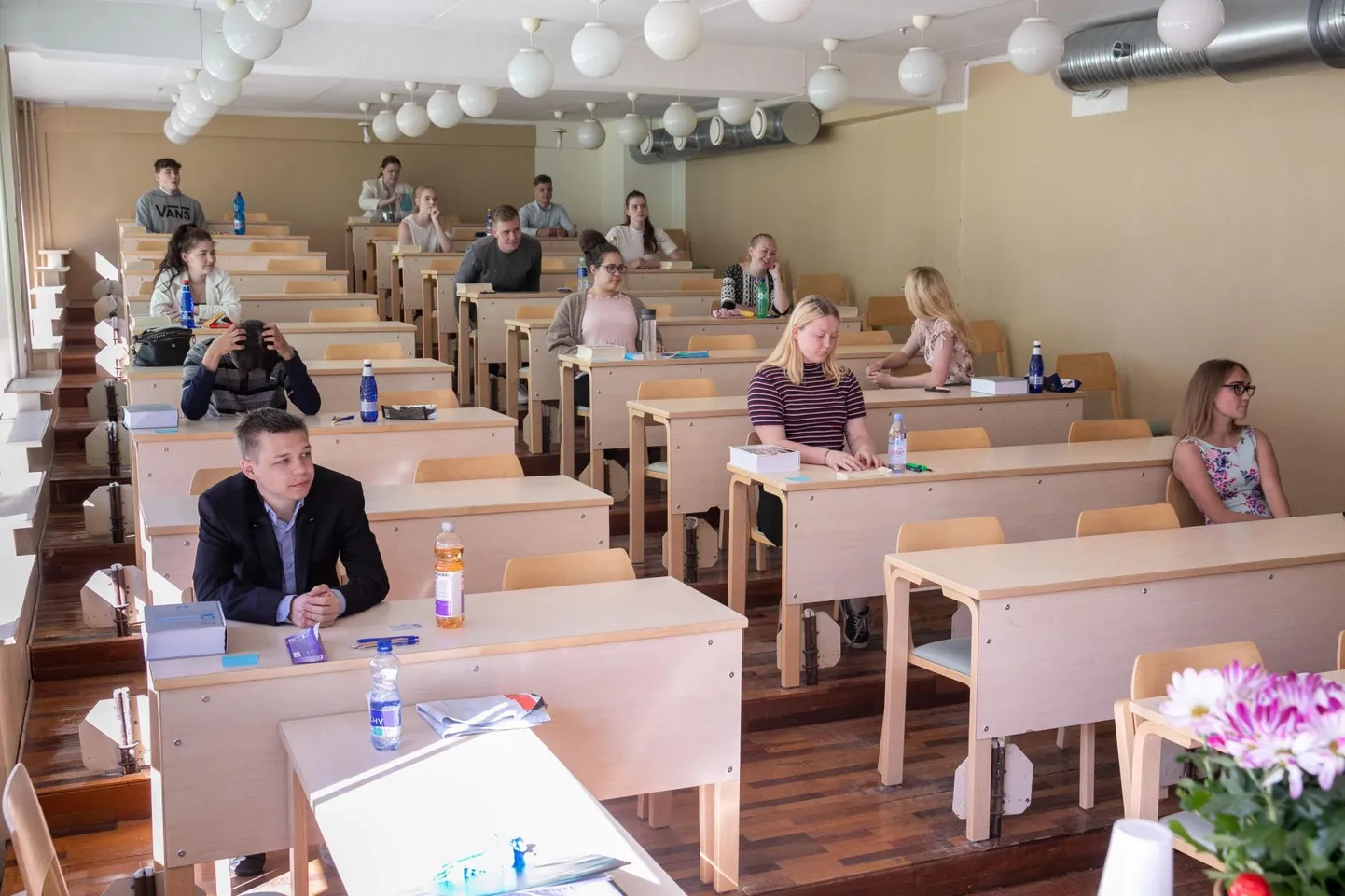 Täna kirjutasid Kadrina keskkooli 36 abituriendist vabatahtliku eesti keele riigieksami 30 neidu-noormeest. 