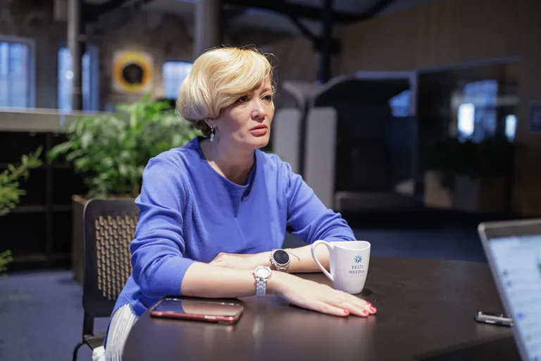 Анастасия Шевченко дает интервью в редакции Rus.Postimees, 14 декабря 2022 года.
