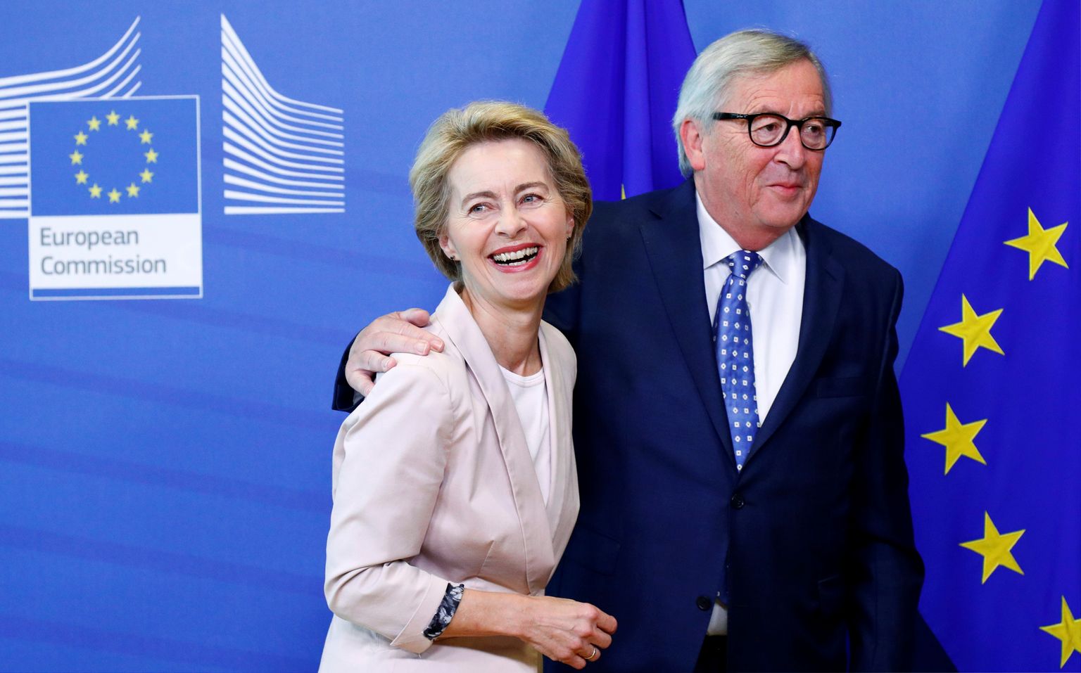 Saksamaa kaitseminister Ursula von der Leyen (vasakul) peaks võtma Euroopa Komisjoni presidendi ametikoha üle Jean-Claude Junckerilt.