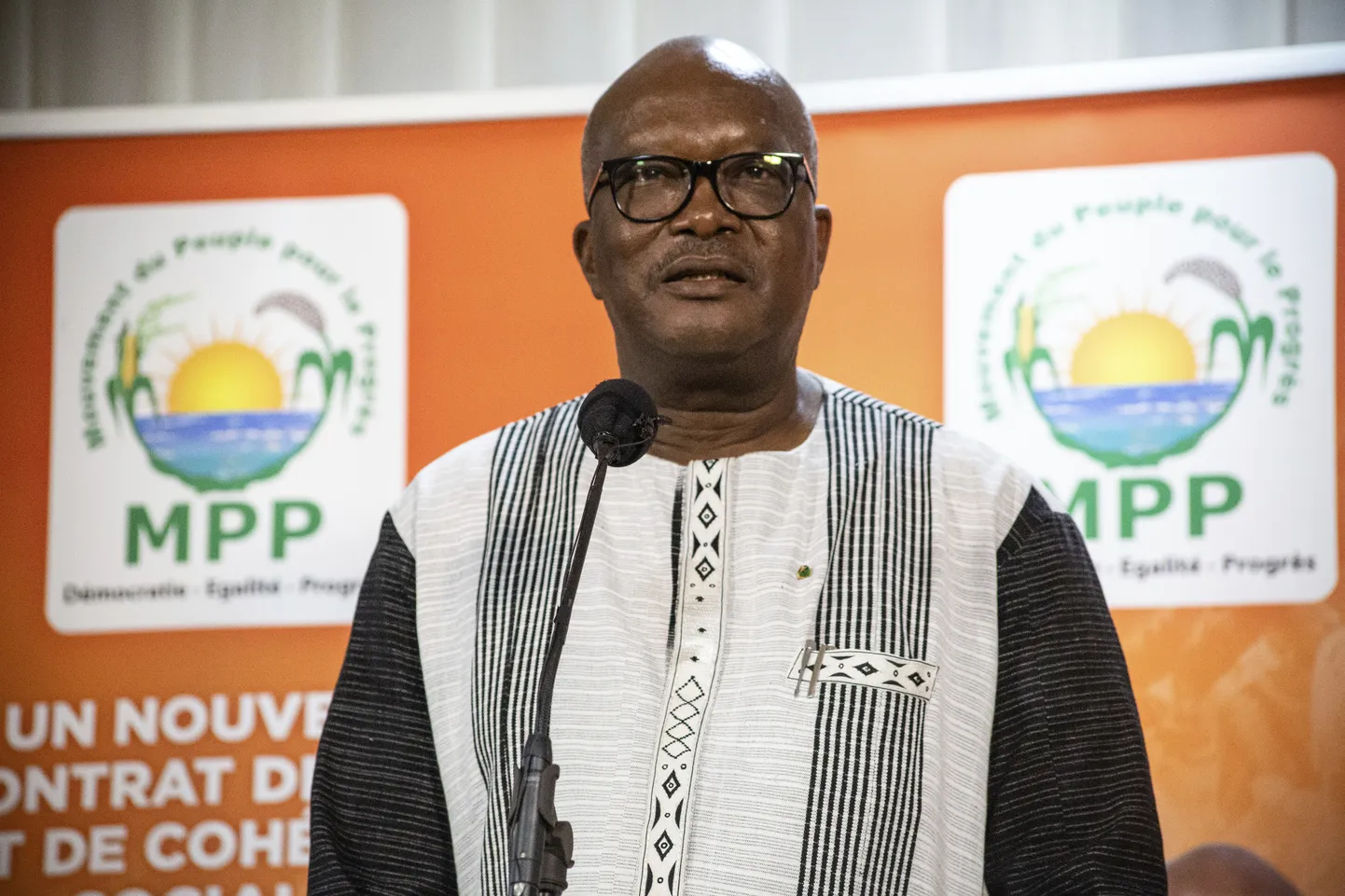 President Roch Marc Christian Kabore kõneles valimisvõidu järel toetajatele Ouagadougous.