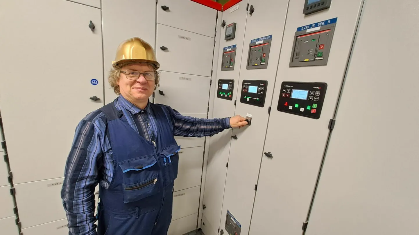 Mullu märtsis pandi Lõuna-Eesti haiglas tööle uus 328-kilovatine diiselgeneraator, mis peaks automaatselt sisse lülituma niipea, kui haiglat elektrikatkestus tabab. Tehnik-elektrik Ago Pettai raviasutuse elektrivarustuse südames.