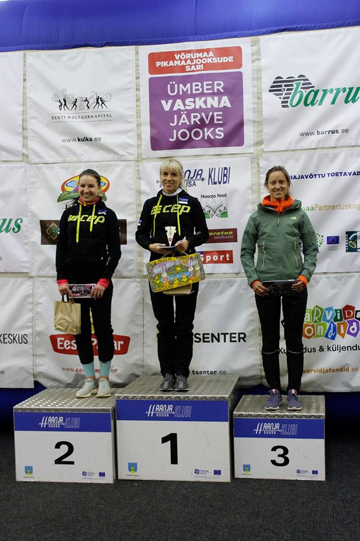 Naiste esikolmik (vasakult): Laura Maasik, Marion Tibar, Laura Joonas.