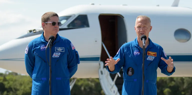 NASA astroaudid Robert Behnken (vasakul) JA Douglas Hurley pressikonverentsil Floridas Kennedy kosmosekeskuses.