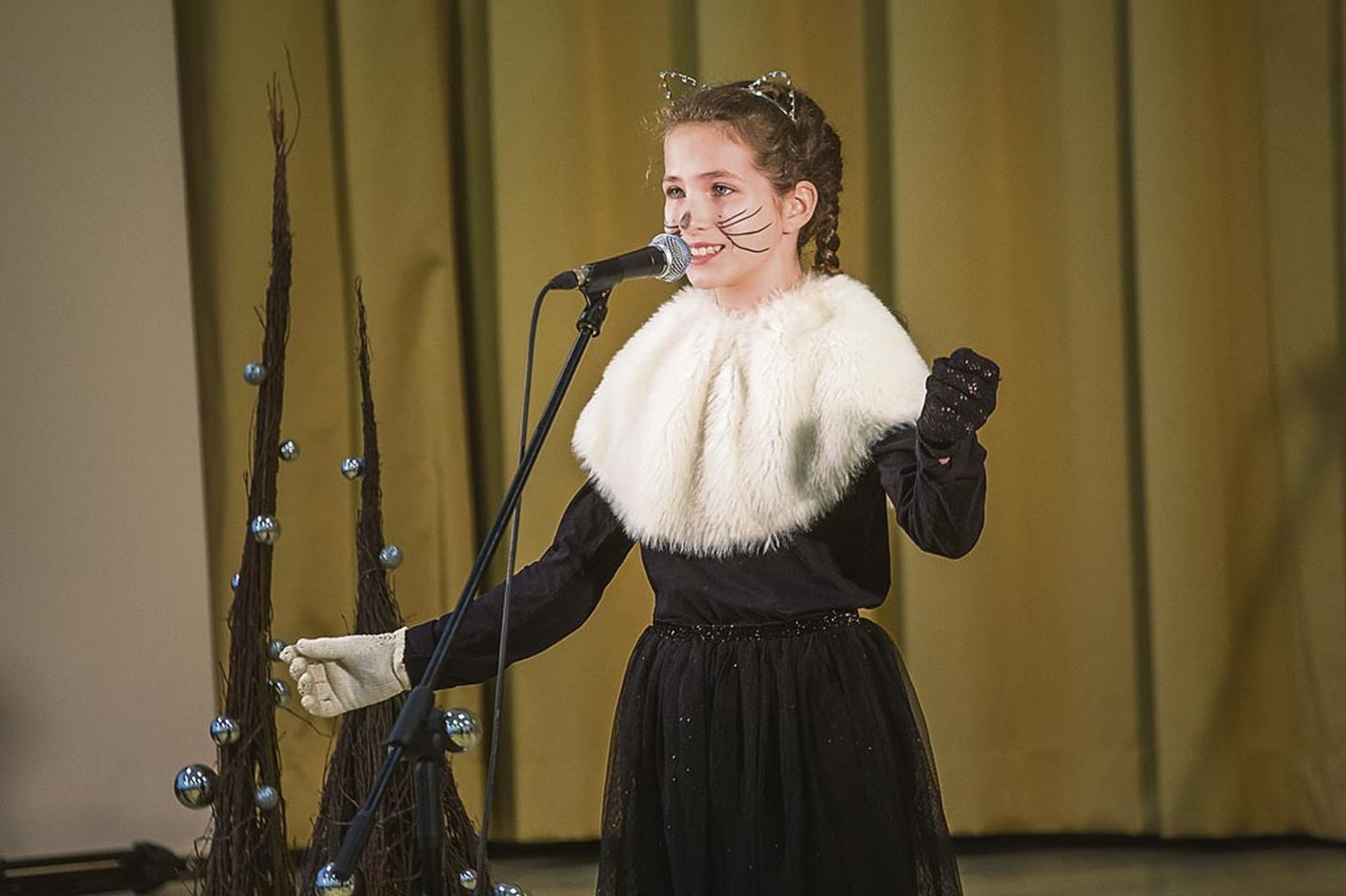 Esimesena astus metsalaulupealinnas lavale Margaret Pajuväli 3.–4. klassi solistide rühmas.