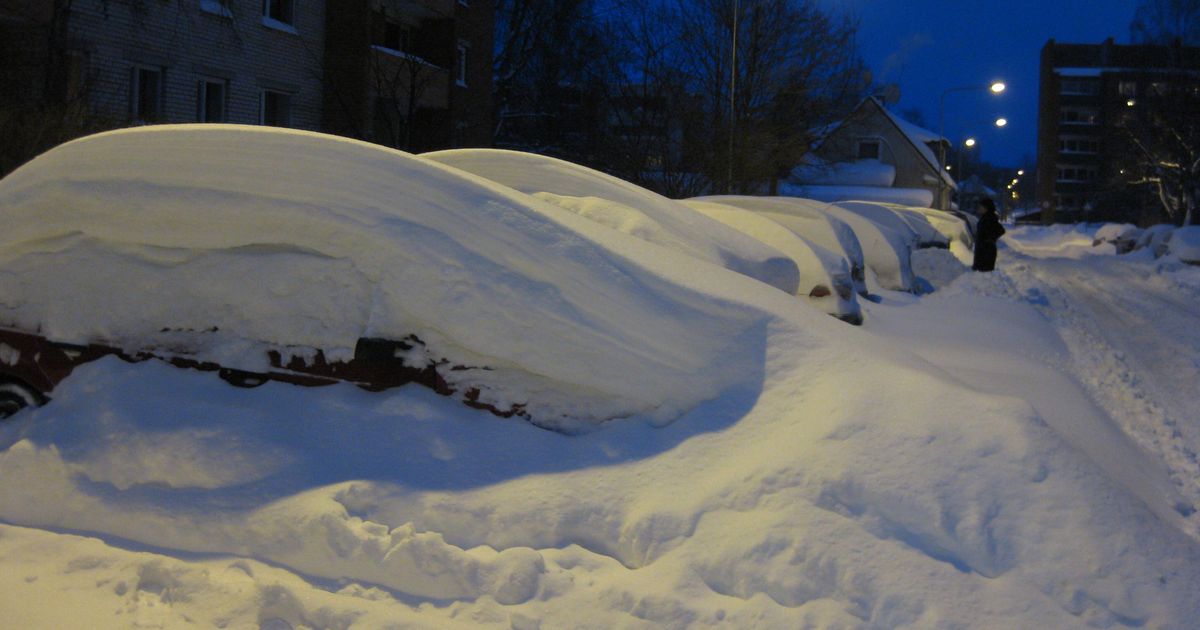 Выпадут сугробы. Машина в сугробе. Машина завалена снегом. Машину засыпало снегом. Много снега.