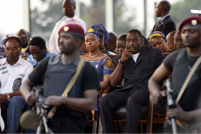 Taamal paremal Joseph Kabila istumas.