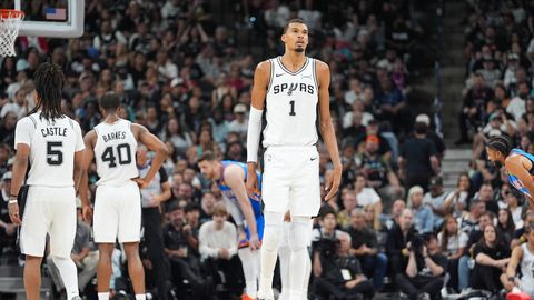Vembanjama uguņo, trāpa pat no laukuma centra un palīdz sagraut NBA čempioni