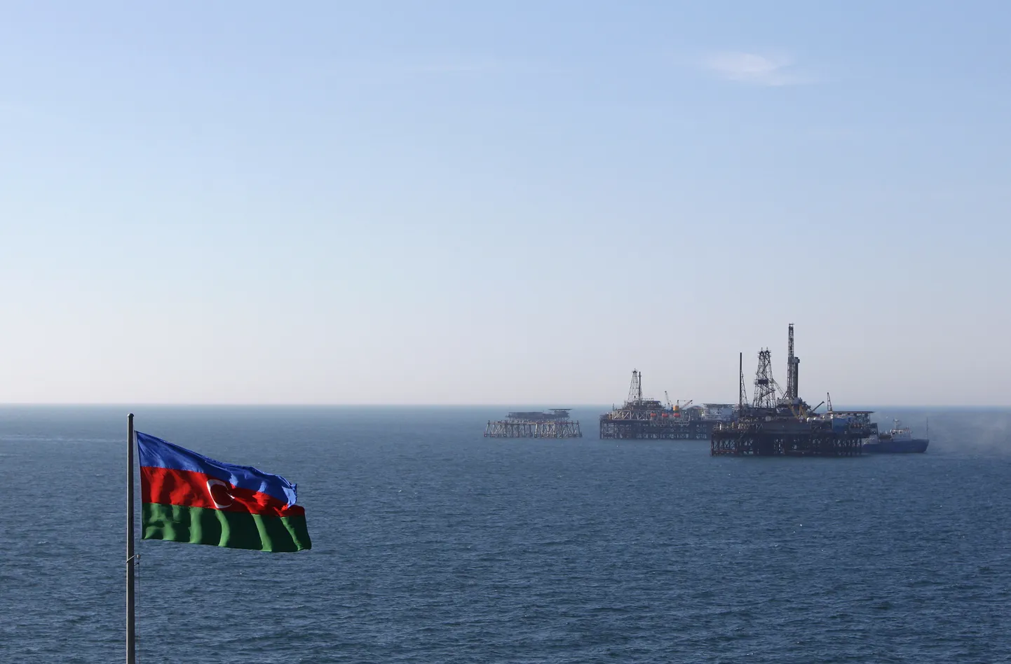 Флаг Азербайджана на фоне Каспийского моря. Иллюстративное фото.