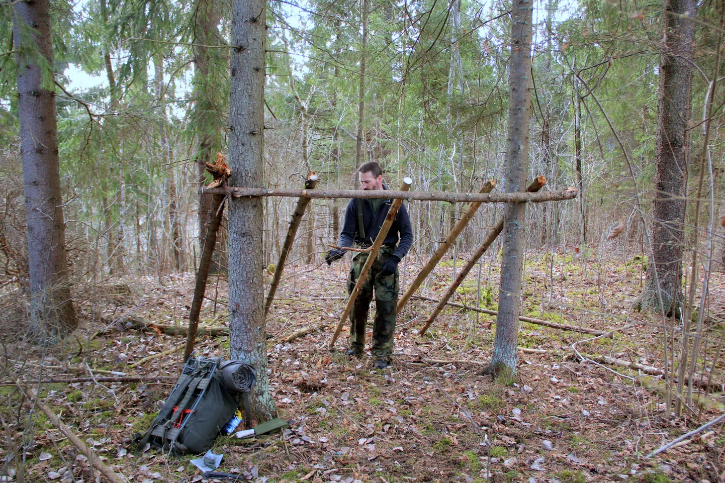 Juhan Härra näitas, kuidas ehitada juurikatest ja okstest hädapärane varjualune.