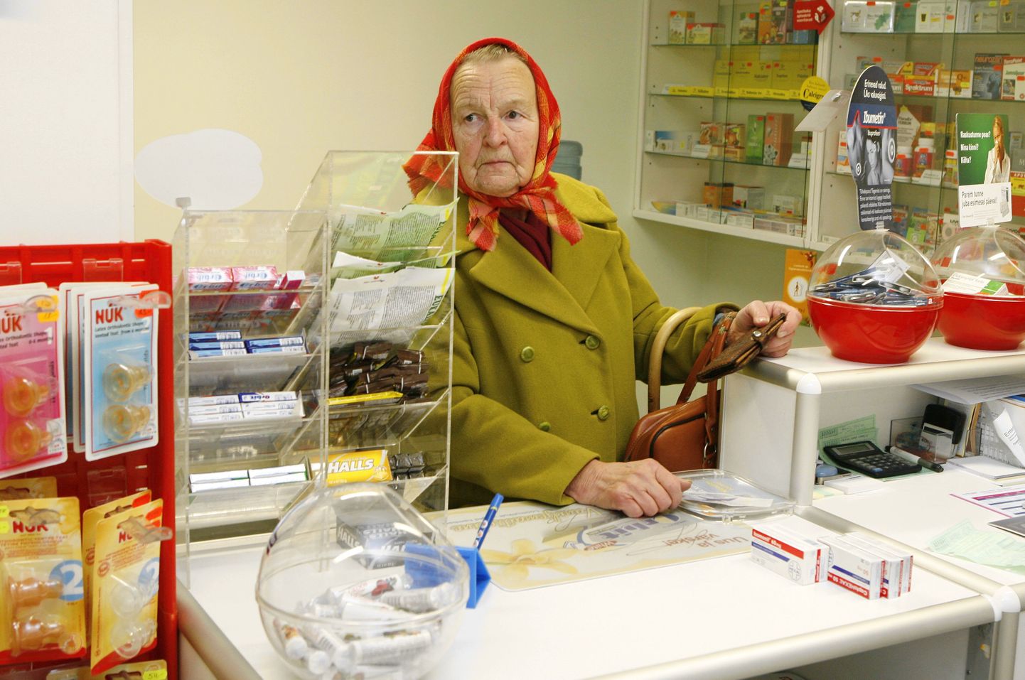 Eesti elanik kulutas mullu ravimitele ligi 100 krooni kuus. Pildil klient Mõisaküla apteegis.