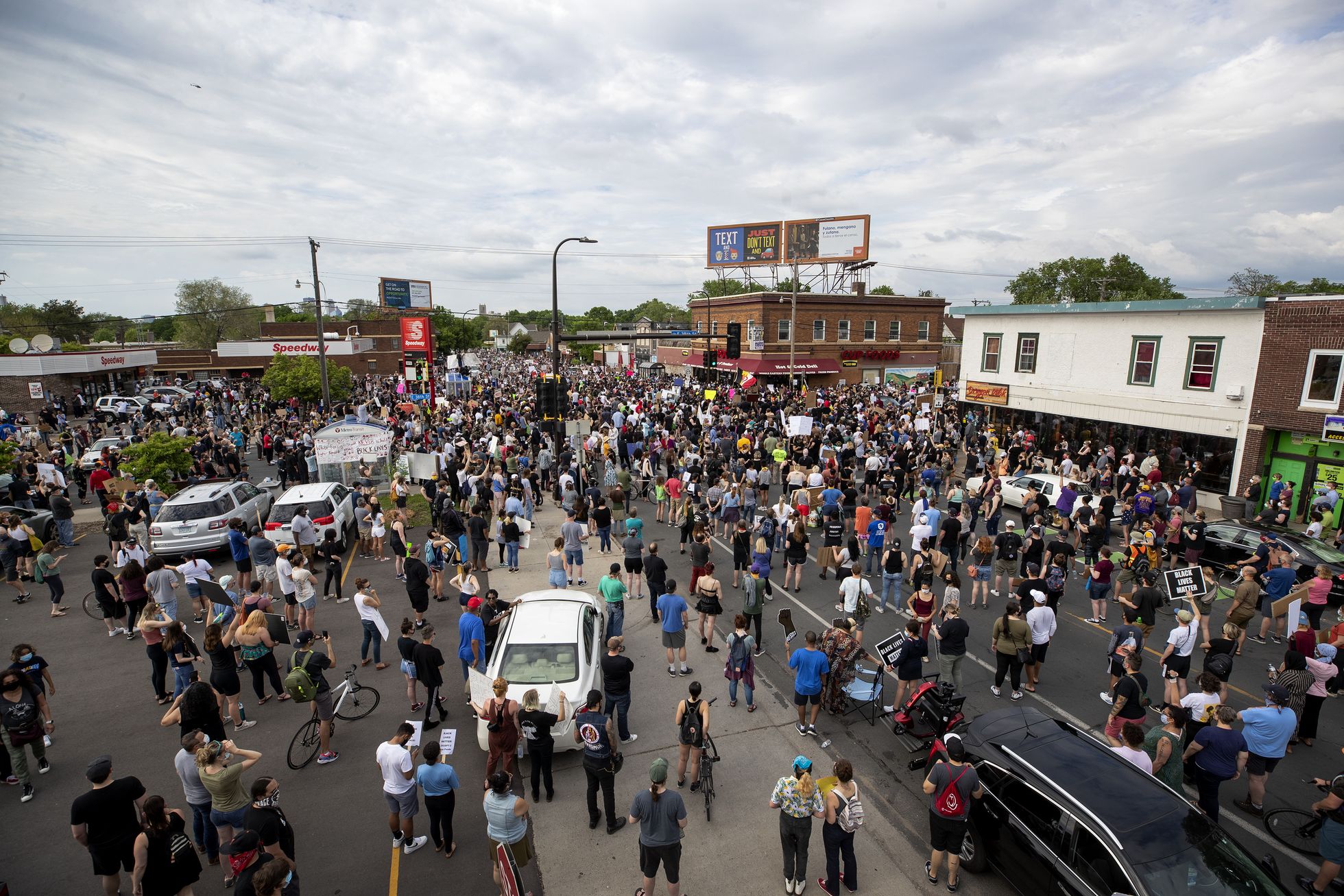 Esimesesed meeleavaldajad kogunesid Minneapolises juba teisipäeval. Sajad ameeriklased kogunesid sündmuskohale, kus politseinik maas lamavale Floydile põlvega kaela peale surus.