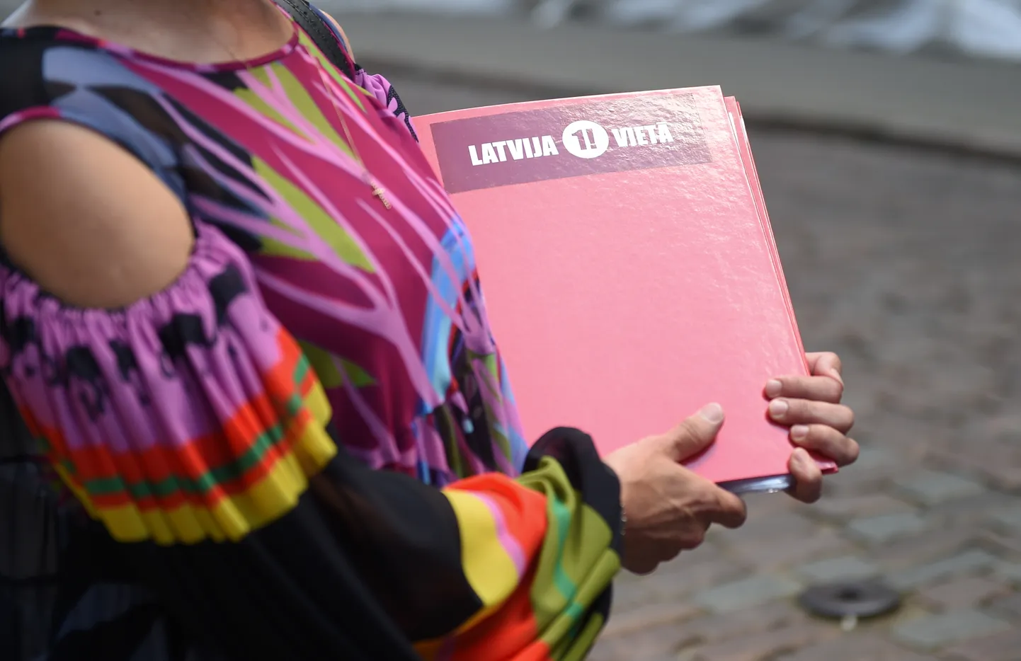Partijas "Latvija pirmajā vietā" pārstāvji dodas iesniegt partijas deputātu kandidātu sarakstu un priekšvēlēšanu programmu 14. Saeimas vēlēšanām Centrālajā vēlēšanu komisijā.