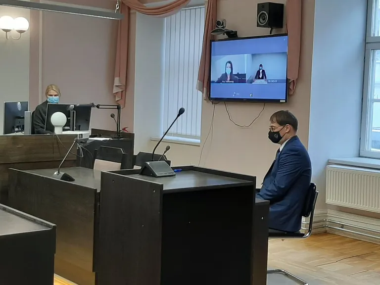 Prokurör Rainer Amur kuulab Andres Reinarti kohtuotsuse ettelugemist.