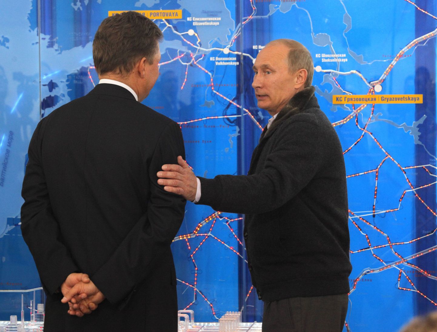 Vene peaminister Vladimir Putin (paremal) täna Gazpromi tegevjuhi Aleksei Milleriga Nord Streami käivitamise tseremoonial Portovaja lahe ääres.