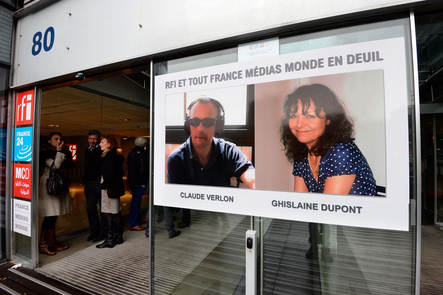 Malis mõrvatud ajakirjanike Ghislaine Dupont'i ja ja Claude Verloni fotod 2013. aasta novembris nende tööandja Radio France Internationale'i peamajas Issy-les-Moulineaux's Pariisi lähistel.