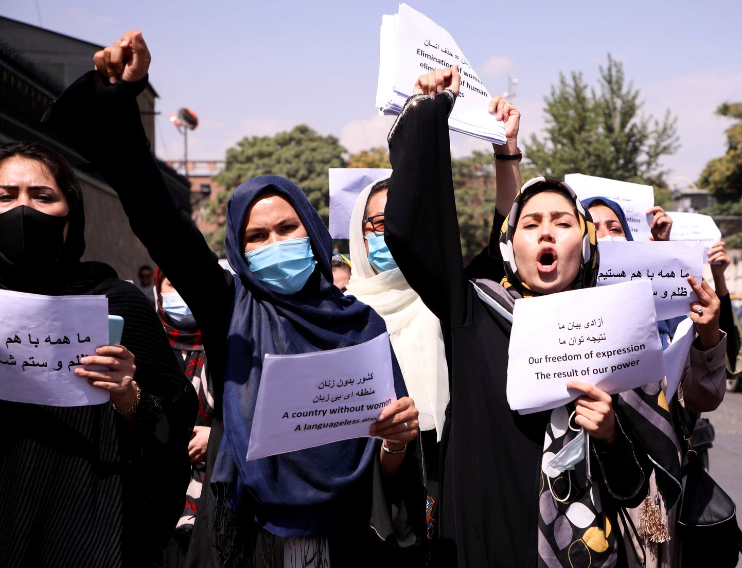 Afganistani naisõiguslaste protest presidendipalee ees Kabulis.
