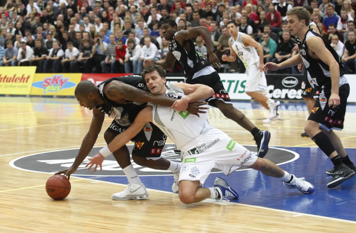 Võitlevad Tanel Tein ja Demetrius Alexander.