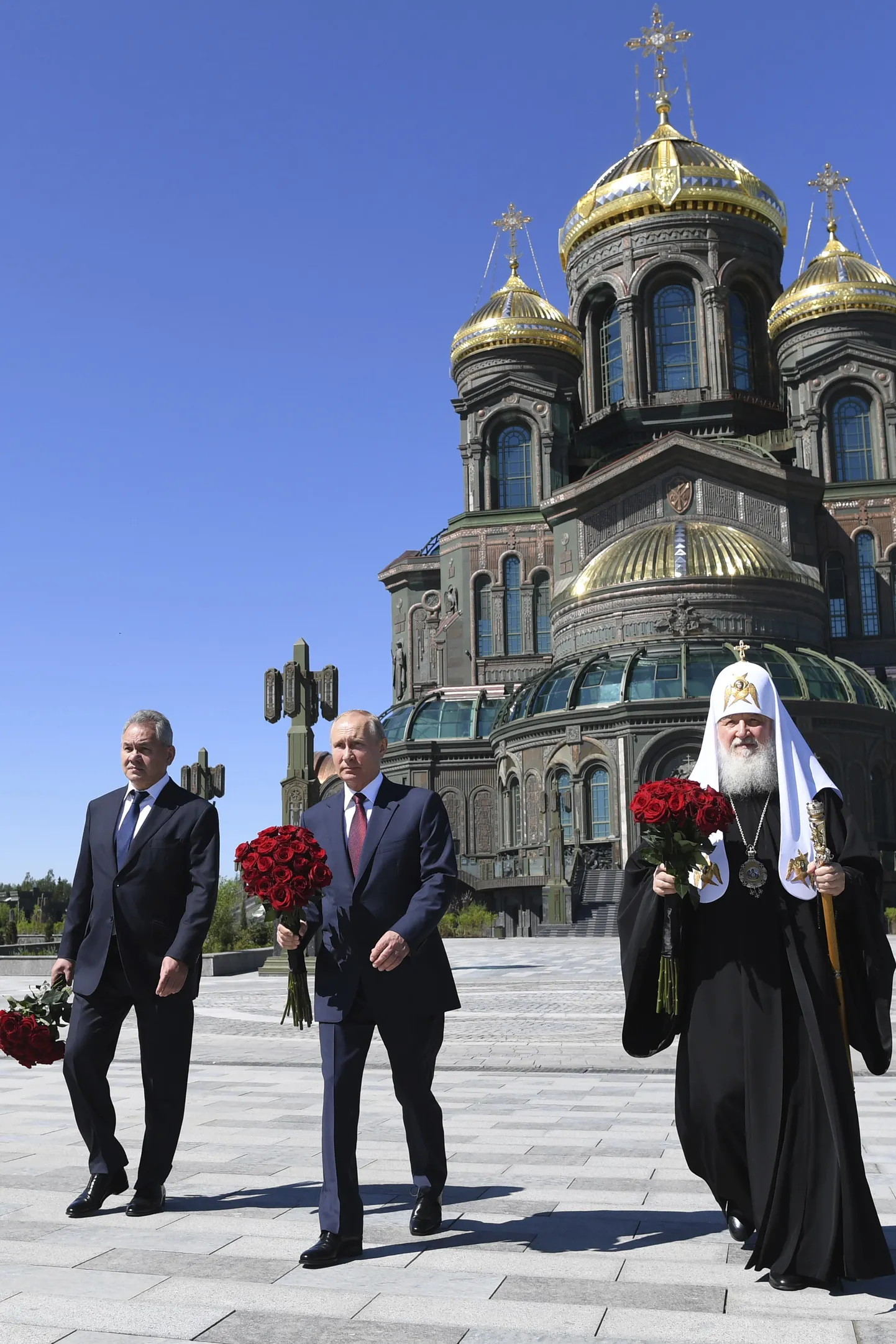 According to a report published by the Financial Times, Russia is planning to launch major hybrid attacks in Europe. In fact, Russia has been constantly mounting such attacks, but this has not brought with it any major problems. Pictured: the ruler of Russia, Vladimir Putin, with Patriarch Kirill of Moscow and Defense Minister Sergey Shoigu celebrating the victory in World War II.