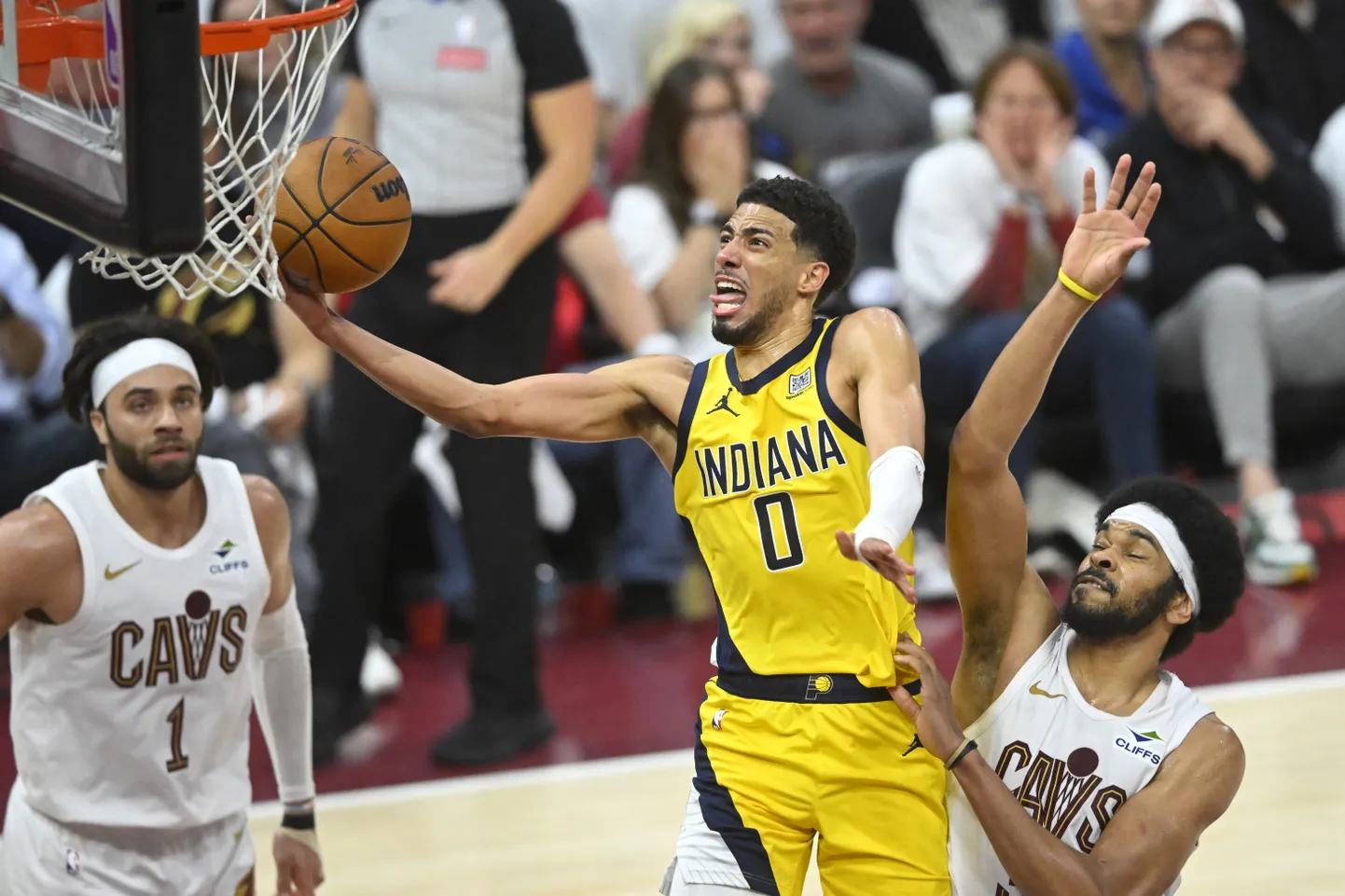 NBA zvaigzne Tairīss Halibērtons (ar bumbu)
