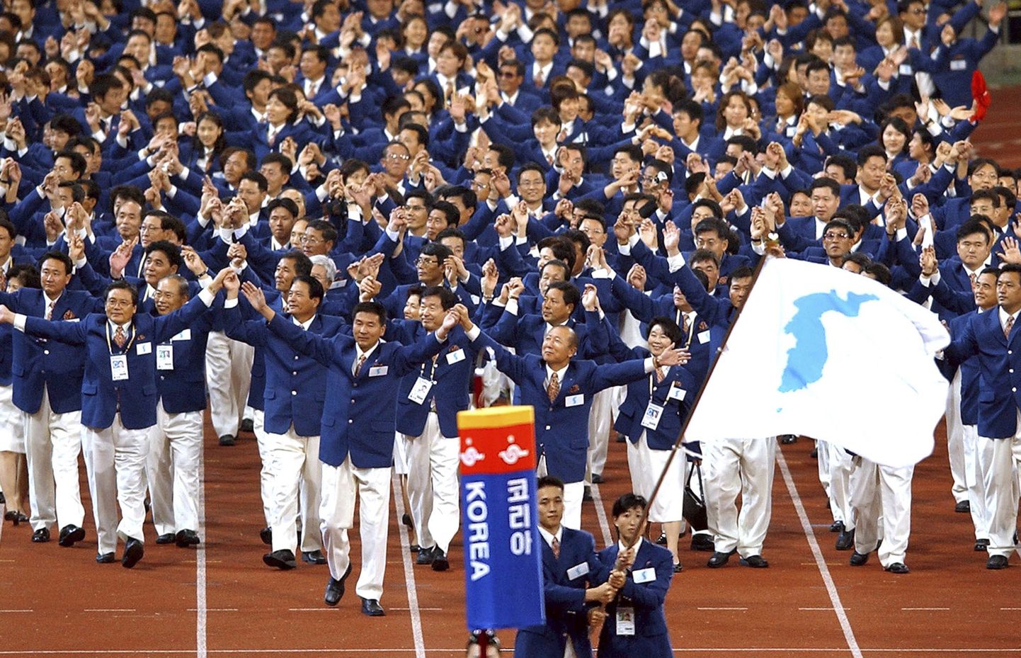 Делегации КНДР и Южной Кореи под совместным флагом на открытии Азиатских Игр-2002