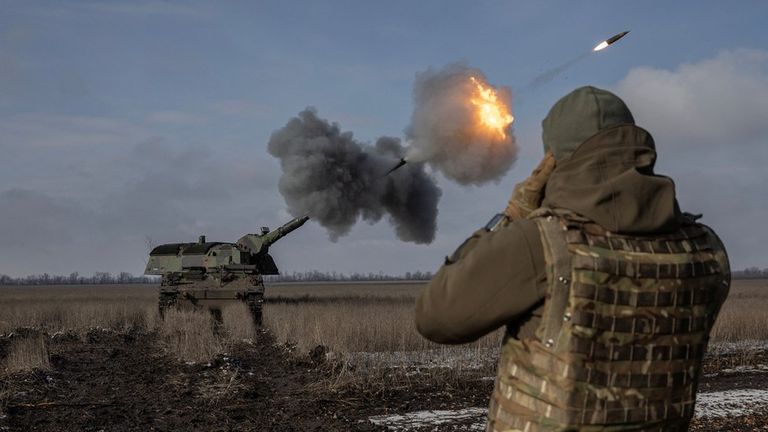 Украинские солдаты ведут огонь из немецкой гаубицы Panzerhaubitze 2000
