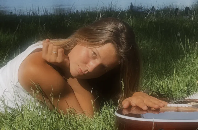 Dziedātāja un dziesmu autore ANNIKA (Annika Ausmane).