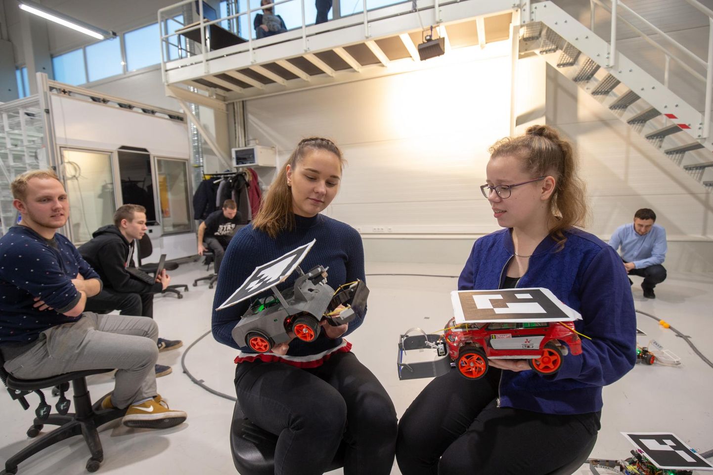 Viljandist pärit Ami Sillal (paremal) ja Tartust pärit Helena Jäel on käes palle vedavad robotid, mille nad Cleveroni akadeemia esimesel aastal ehitasid.