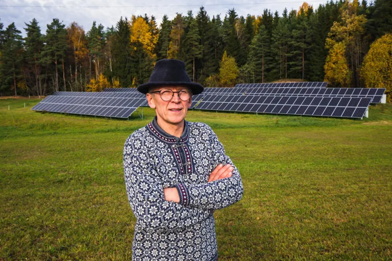 Nopri talu peremees Tiit Niilo oma valduste taustal. (tagaplaanil paistavad päikesepaneelid.)