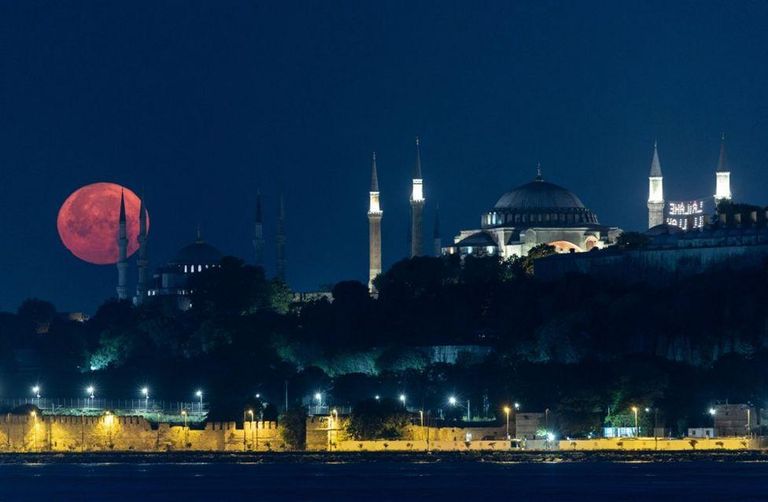 Полная луна садится за Голубой мечетью, справа - Большая мечеть Святой Софии (Стамбул, Турция)