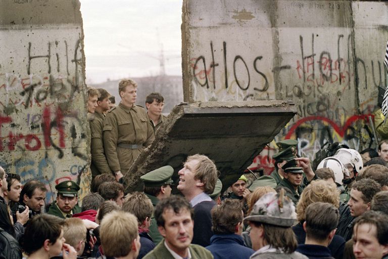 Berliini müür on langenud. November 1990. / Scanpix