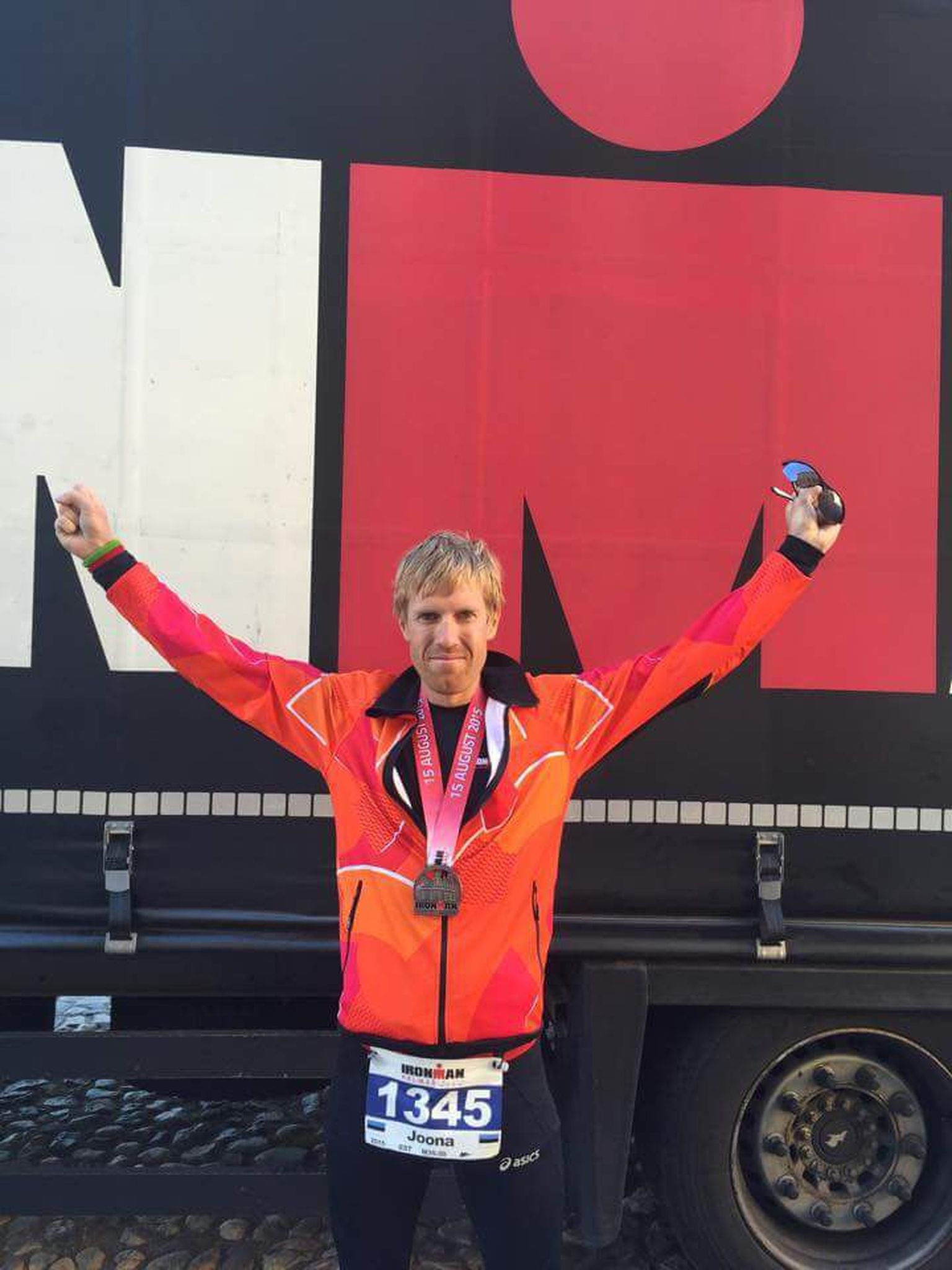 Eesti Posti vastne juhatuse esimees Joona Saluveer mullu Rootsis Kalmaris oma elu esimese triatloni lõpetamise järel.