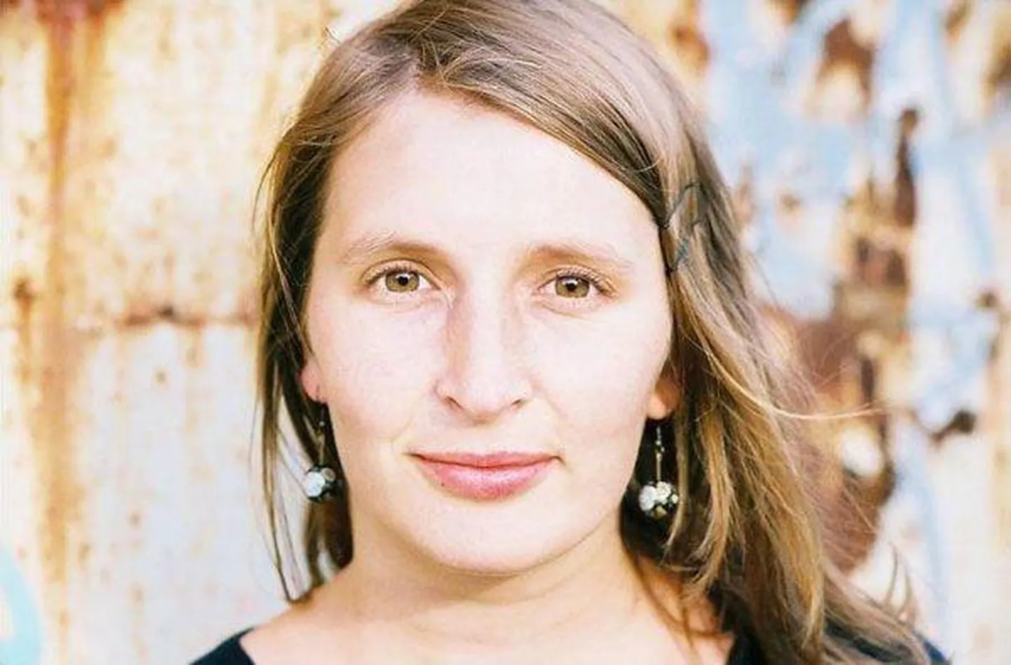 Carolina Pihelgas pole oma esimest pikka proosateksti kirjutades luuletaja-Pihelga registreid kõrvale lükanud.