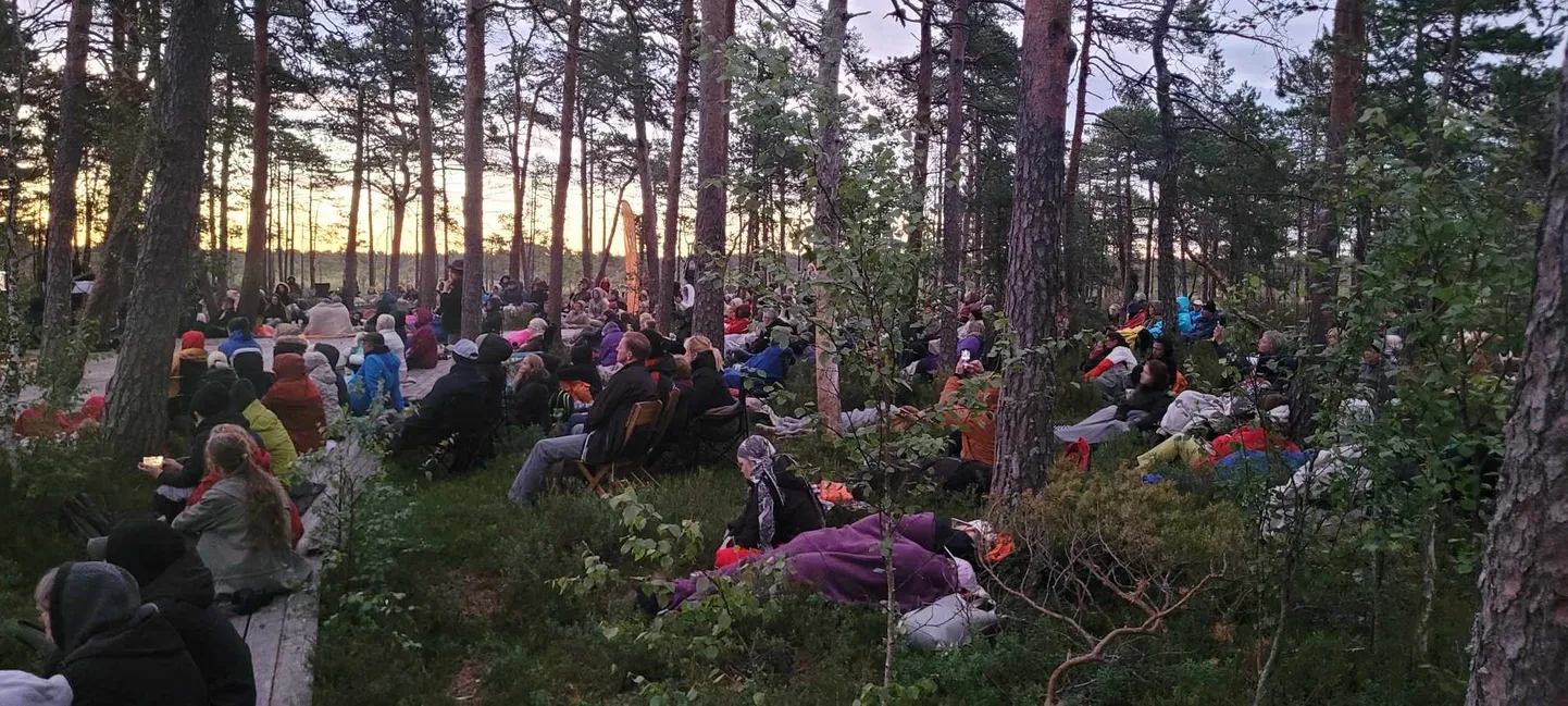 23. juuni varahommikul peeti Hüpassaare rabasaarel päikesetõusukontsert.