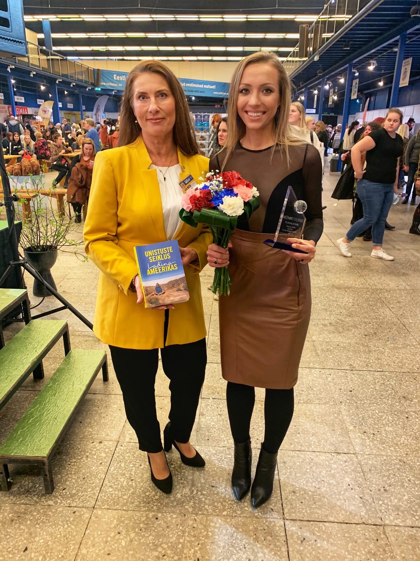 Novatours`i tegevjuht Sigrid Tammes ja aasta reisiajakirjanik Kertu Jukkum