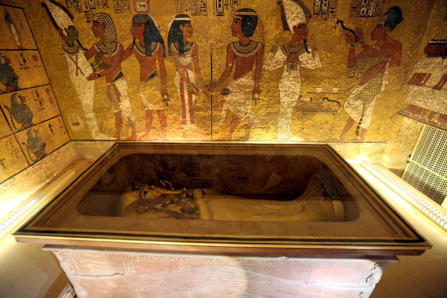 Vana-Egiptuse vaarao Tutanhamoni kuldne sarkofaag.  Niiluse läänerannikul Luxori lähedal paikneb Kuningate org, kus asuvad endiste vaaraode hauad.