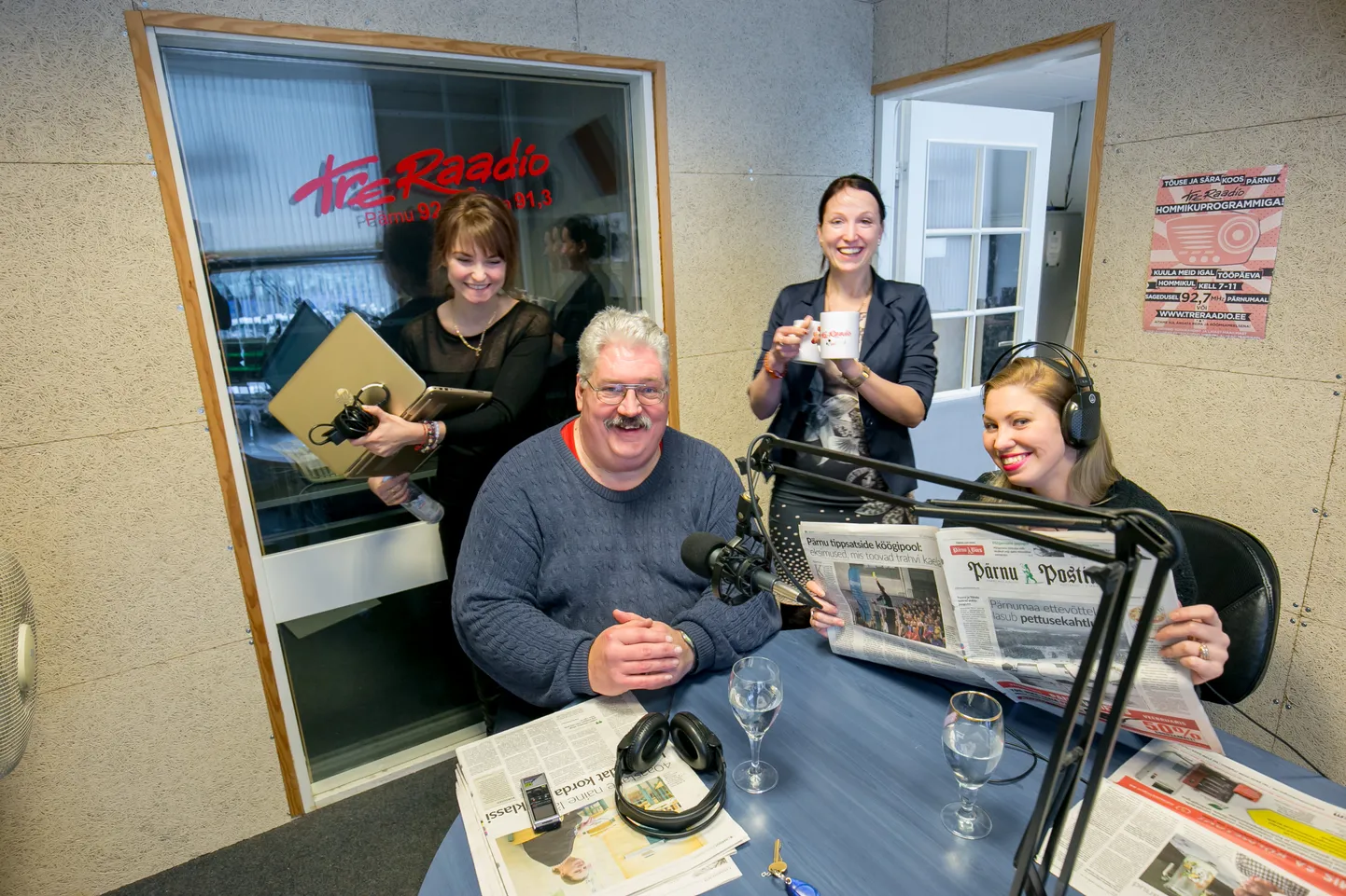 Tre Raadio ja Pärnu Postimehe töötajad Regina Atka-Jaakson, Kalev Vilgats, Katrin Kuntus ja Merilin Cherry teevad ettevalmistusi iganädalaseks raadiosaateks "Aktuaalne Pärnumaal".