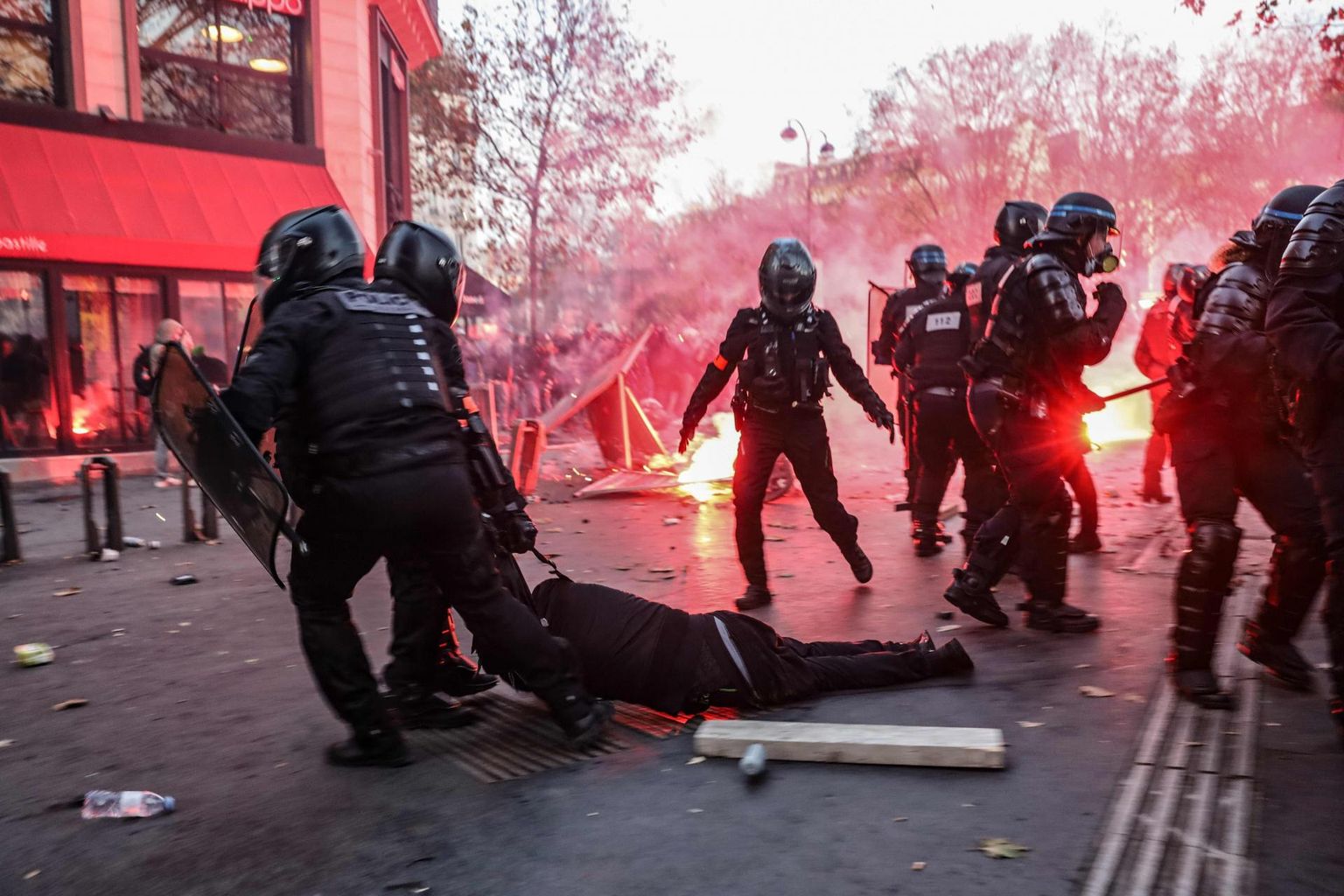Pariisis kogunes nädalavahetusel politseivägivalla ja uue julgeolekuseaduse vastu meelt avaldama kümneid tuhandeid inimesi. Lahvatanud kokkupõrgetes oli kannatanuid nii protestijate kui ka korrakaitsjate leeris. 
