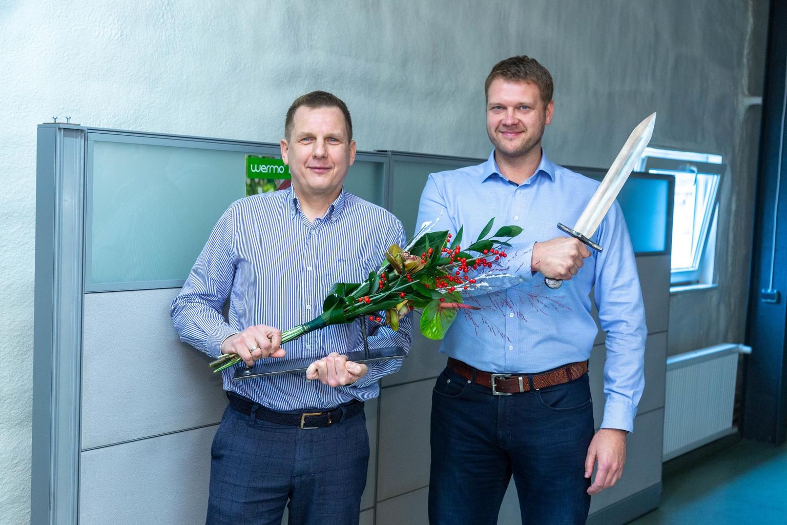 Lõuna-Eesti Postimehe korraldatud konkursil kuulutati aasta ettevõtteks AS Wermo. Tiitliga kaasnes sepistatud mõõk, mille võtsid vastu müügi- ja arendusjuht Peeter Kuum (vasakul) ning juhatuse liige Raul Vene.