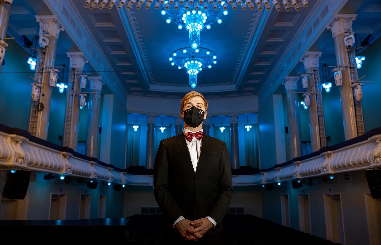 Pianist Johan Randvere maskiga.