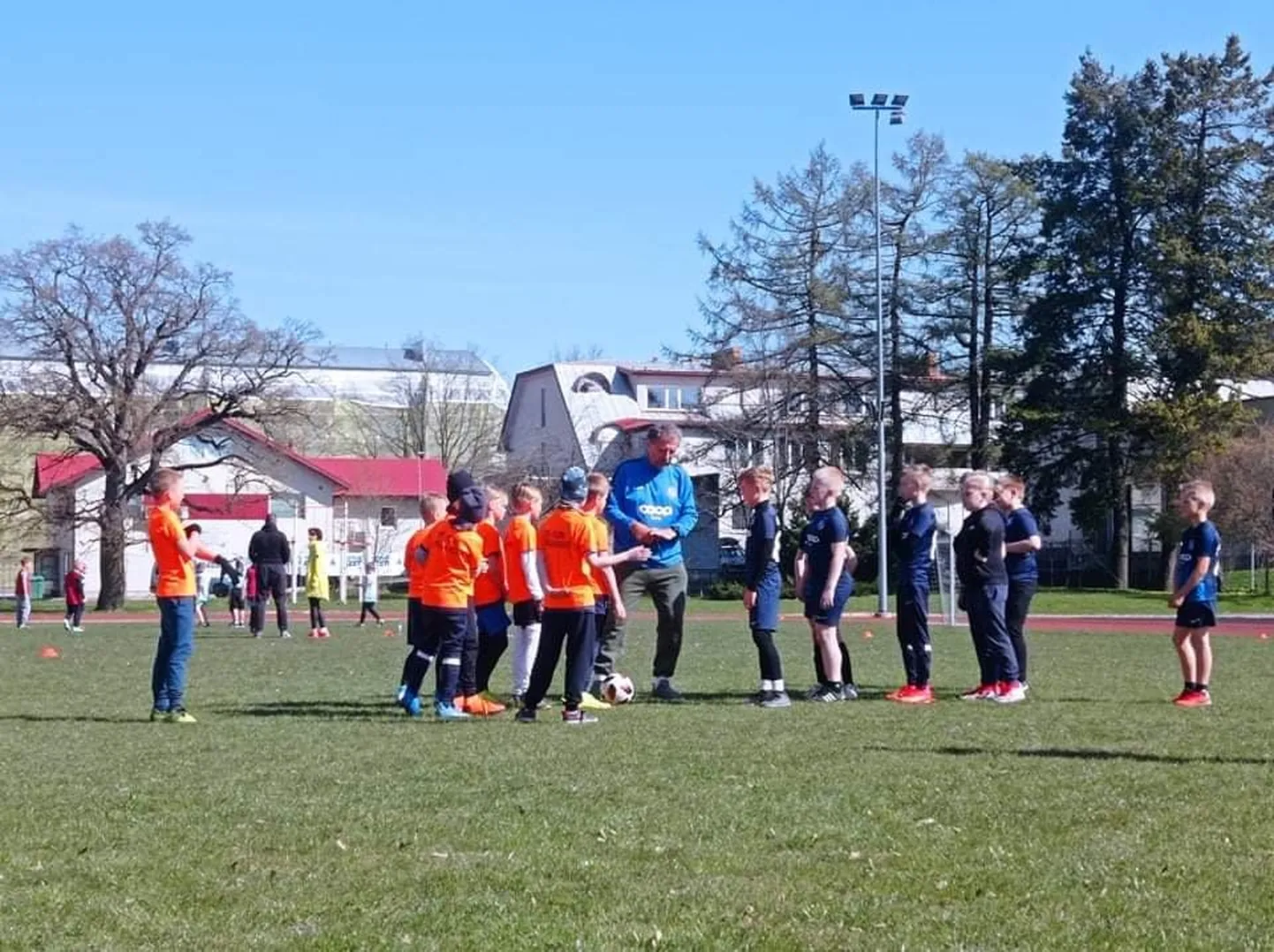 Suurepärane ilm soosis võistlust ning legendaarne jalgpallitreener Viktor Mets hoidis peakohtunikuna mängudel pilku peal.
