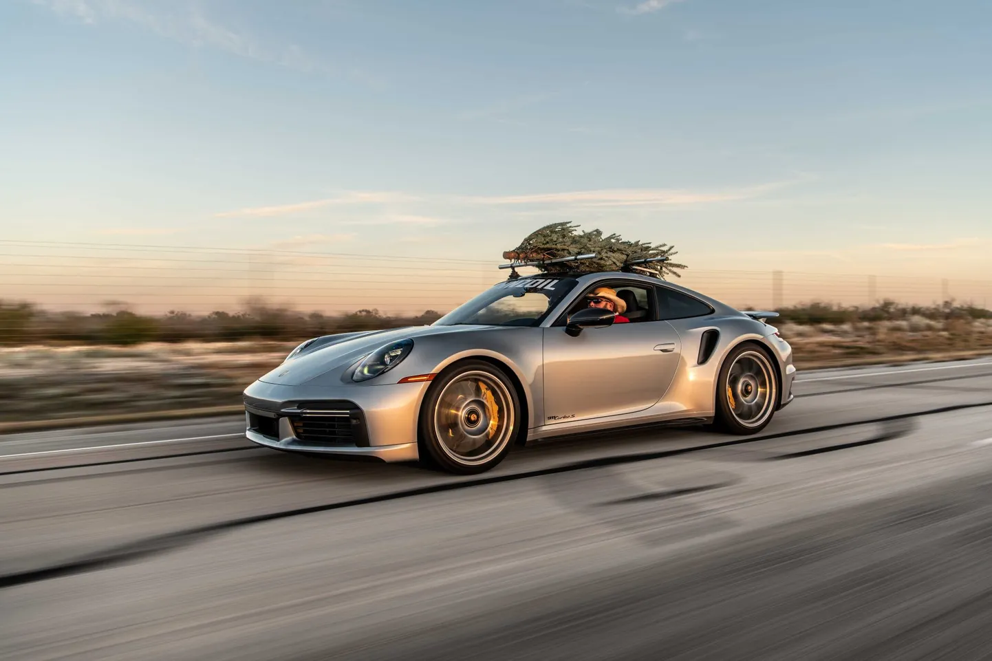 Ziemassvētku eglītes piegāde ar Porsche 911 Turbo S