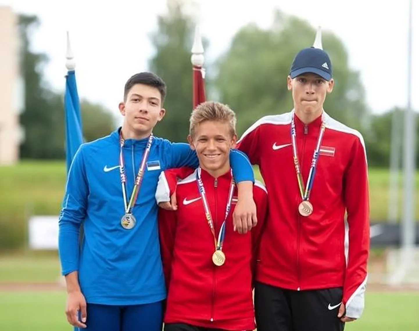 Hiljuti 300 meetri tõkkejooksus Eesti meistritiitli võitnud Dan Šemeljov (vasakul) võttis mõõduvõtul Baltimaade sportlastega hõbedase autasu.