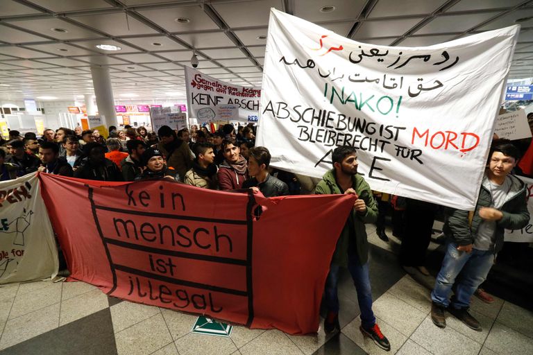 Müncheni lennujaama oli kolmapäeval kogunenud ka meeleavaldajaid, kes protesteerisid afgaani asüülitaotlejate tagasi saatmise vastu. FOTO: UWE LEIN/AFP/Scanpix