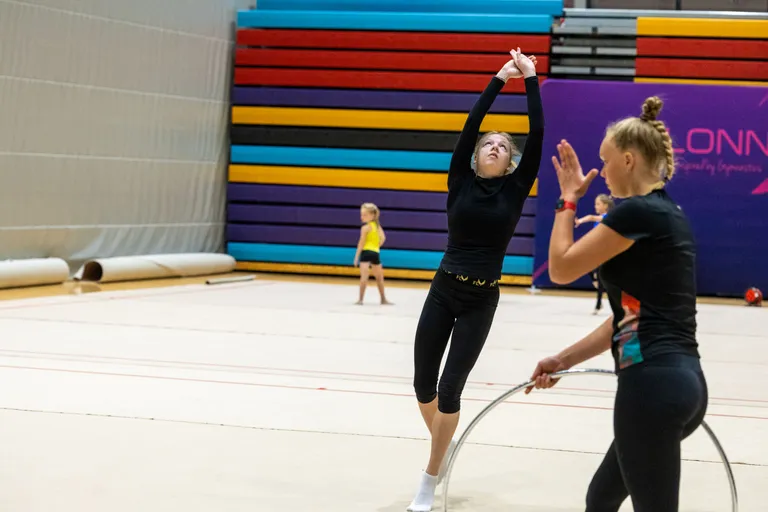 Kui võimleja on rõnga õhku heitnud, tuleb tal mõnes kavas teha kolm tirelt ja siis rõngas uuesti kinni püüda. Seega iga saal trenniks ei sobi, vaja on kõrget lage.