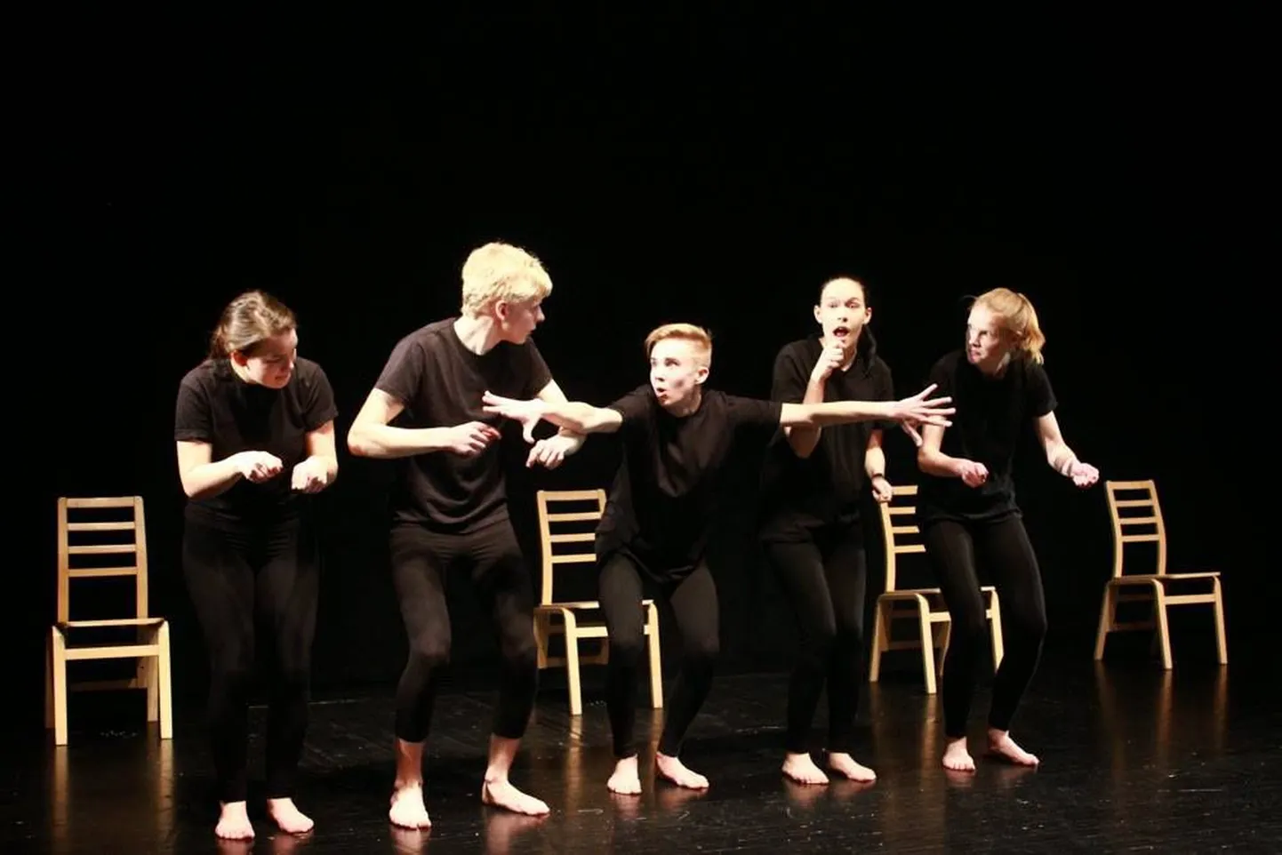 Haapsalu kooliteatrite festivalil grand prix’ võitnud lavastuses osalesid Nele Marie Tiidelepp (vasakult), Oliver Issak, Rasmus Rääk, Hanna Marii Ilves ja Elise Metsanurk.